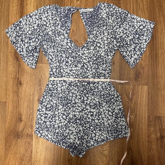 Abercrombie & Fitch Women Gray V Neck Floral Open Back Romper Size Small Pockets - Picture 6 of 9